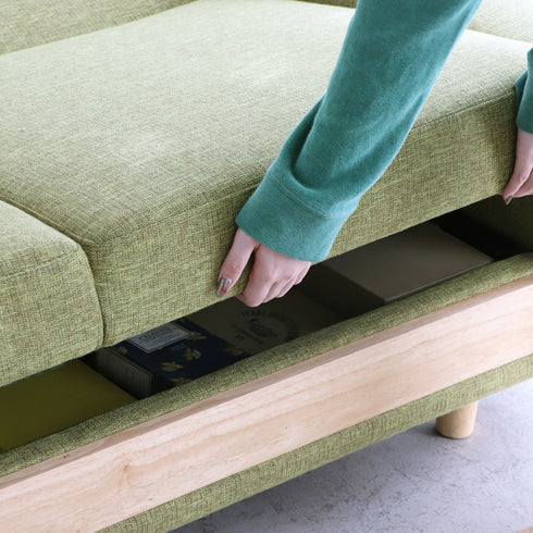 収納スペースには、普段あまり使わないけど身の回りに置いておきたい防災用品や掃除道具などを収納しておくのにピッタリです。